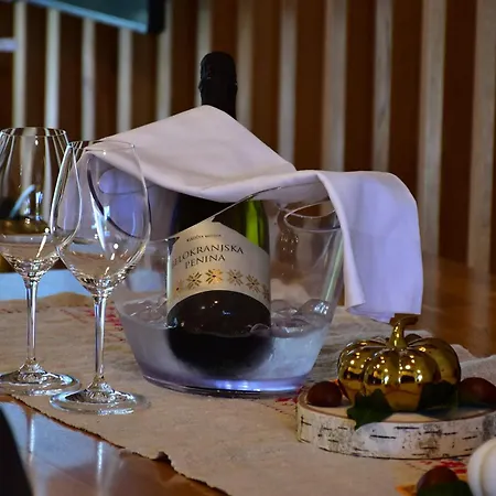 Kolpa Village Majer - And Glamping Alojamento de Acomodação e Pequeno-almoço 3*