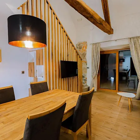 Alojamento de Acomodação e Pequeno-almoço Kolpa Village Majer - And Glamping