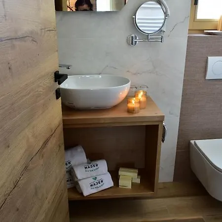 ベッド・アンド・ブレックファスト Village Majer - Apartments, Glamping - Slovenia Gradac