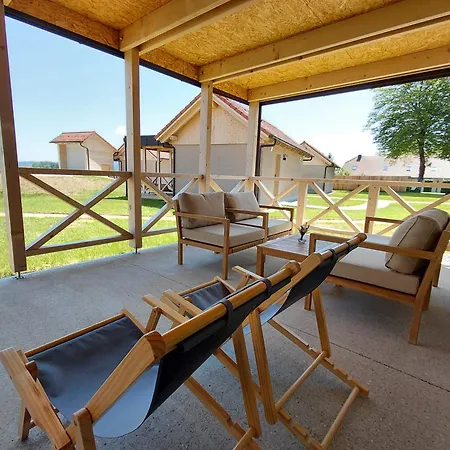 Resort Village Majer - Pocitniske Hiske, Apartmaji, Suite Bed and breakfast Gradac