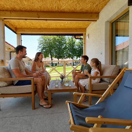 Resort Village Majer - Pocitniske Hiske, Apartmaji, Suite Bed and breakfast Gradac