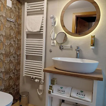فندق مبيت وإفطار Resort Village Majer - Pocitniske Hiske, Apartmaji, Suite Gradac