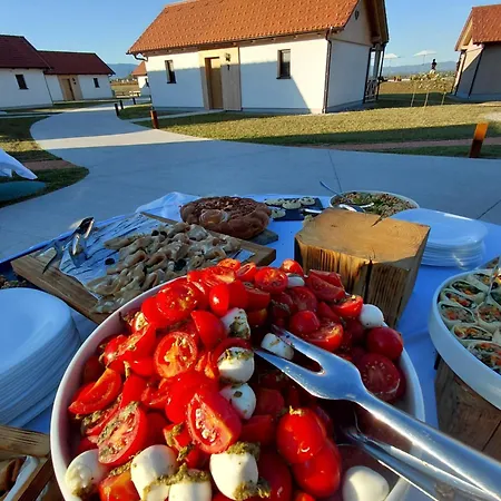 فندق مبيت وإفطار Resort Village Majer - Pocitniske Hiske, Apartmaji, Suite Gradac