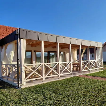 Resort Village Majer - Pocitniske Hiske, Apartmaji, Suite فندق مبيت وإفطار Gradac
